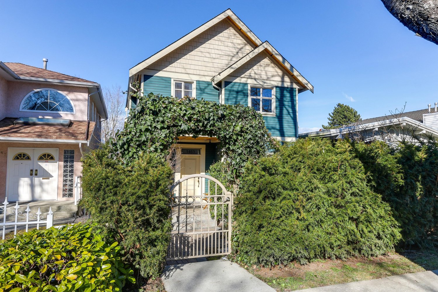 Quiet and immaculate 3 bdrm 1/2 Duplex in vibrant East Vancouver location