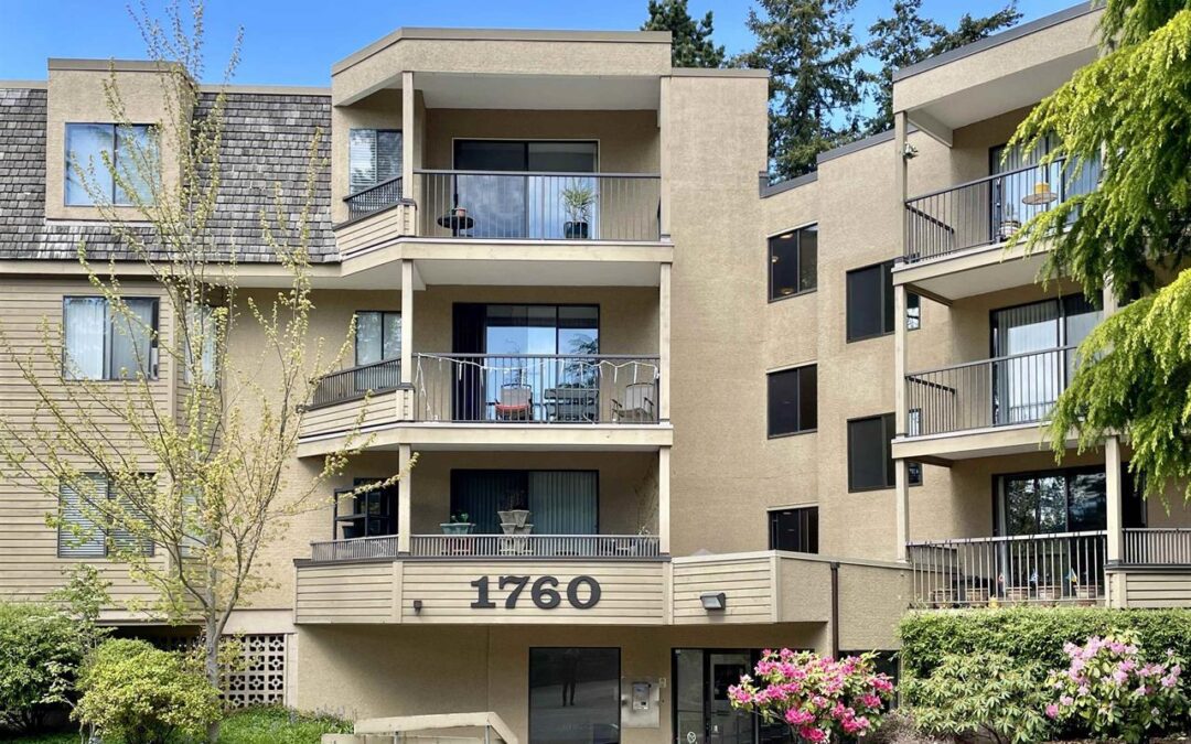 2 bedroom Penthouse facing the Park in South Surrey