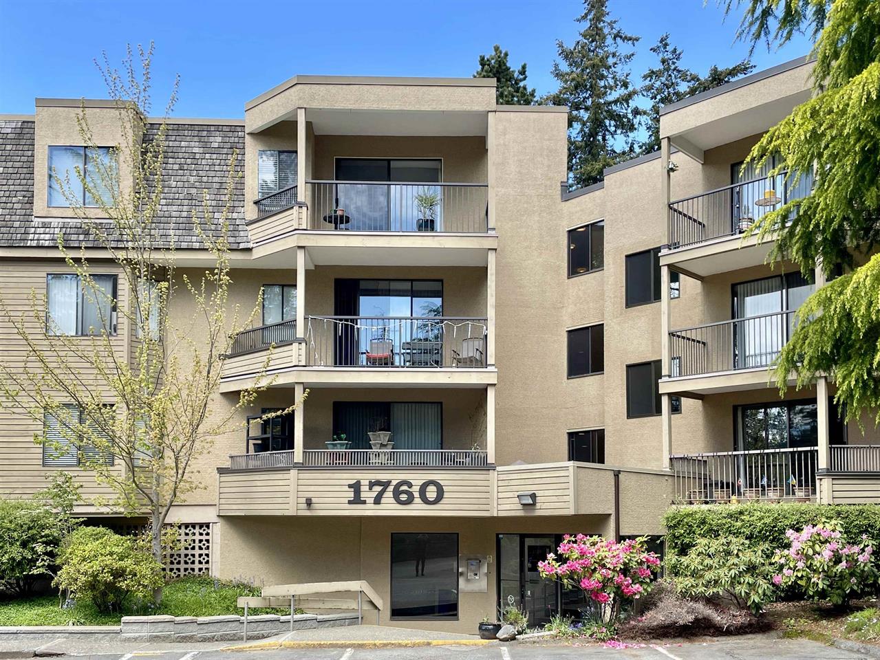 2 bedroom Penthouse facing the Park in South Surrey