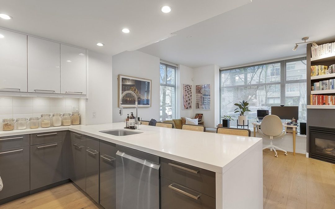 Beautifully renovated 2 bedroom 2 bathroom Yaletown Townhouse at the Savoy