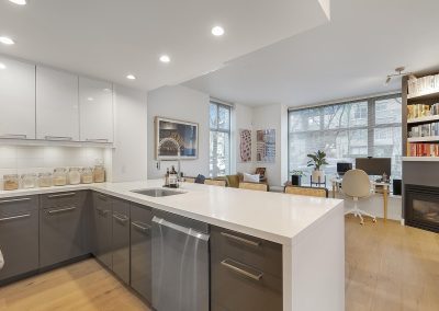 Beautifully renovated 2 bedroom 2 bathroom Yaletown Townhouse at the Savoy